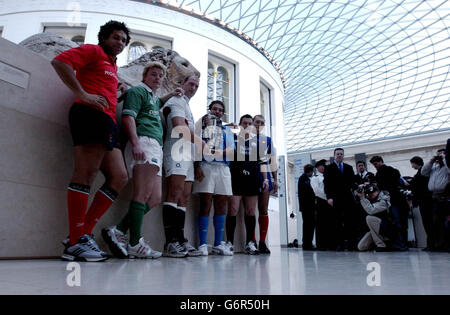 Vertreter der RBS Six Nations Championship Sides (L bis R: Colin Charvis aus Wales, Brian O'Driscoll aus Irland, Lawrence Dallaglio aus England, Adrea De Rossi aus Italien, Gordon Bullock aus Schottland und Olivier Brouzet aus Frankreich) starten den Start des diesjährigen Turniers im British Museum im Zentrum von London. Das Turnier beginnt am Samstag, 14. Februar, mit den World Champions, England, starten ihre Kampagne am folgenden Tag gegen Italien. Stockfoto