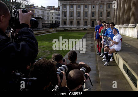 Vertreter der RBS Six Nations Championship Sides (R bis L: Englands Lawrence Dallaglio, Adrea De Rossi aus Italien, Gordon Bullock aus Schottland, Brian O'Driscoll aus Irland, Olivier Brouzet aus Frankreich) starten den Start des diesjährigen Turniers im British Museum, im Zentrum von London. Das Turnier beginnt am Samstag, 14. Februar, mit den World Champions, England, starten ihre Kampagne am folgenden Tag gegen Italien. Stockfoto