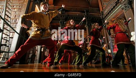 Studenten des St. Anne's Community College von Co Clare führen den mittelalterlichen Haka, bekannt als Kincora Call, beim Start des Brian Boru-Jahresprogramms für 2014 am Trinity College in Dublin vor. Stockfoto