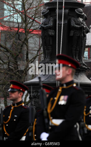 Mitglieder der Chestnut Truppe 1. Regiment Royal Horse Artillery, Parade am Rathaus in Sheffield, während einer Heimkehr Parade, nach ihrer Dienstreise in der Provinz Helmand, Afghanistan. Stockfoto