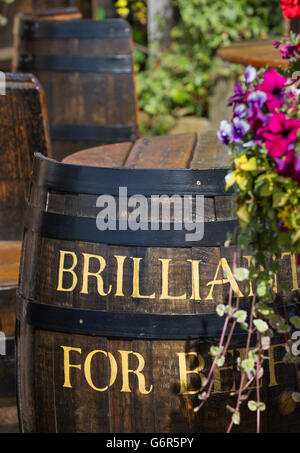 Patio recycelt Whiskey oder Whisky-Fässer verwendet als Tische und Stühle im lokalen Restaurant für ein Essen im Freien. Southport, UK Stockfoto