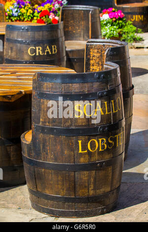 Patio recycelt Whiskey oder Whisky-Fässer verwendet als Tische und Stühle im lokalen Restaurant für ein Essen im Freien. Southport, UK Stockfoto