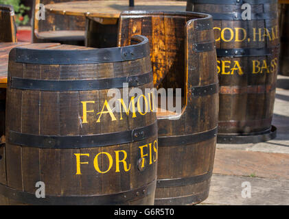 Patio recycelt Whiskey oder Whisky-Fässer verwendet als Tische und Stühle im lokalen Restaurant für ein Essen im Freien. Southport, UK Stockfoto