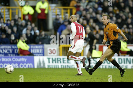 Thierry Henry von Arsenal (links) beobachtet, wie sein abgeschnittenes Schuss die Linie überquert, um das zweite Tor zu erzielen, das Jody Craddock von Wolves während des Barclaycard Premiership-Spiels in Molineux, Wolverhampton, beobachtete. Stockfoto