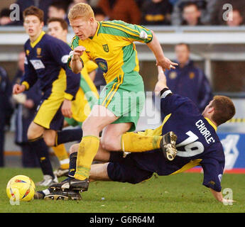 Gary holt (Mitte) von Norwich City wird von Ben Chorley von Wimbledon während des Spiels der Nationwide Division One im National Hockey Stadium, Milton Keynes, angegangen. . Stockfoto