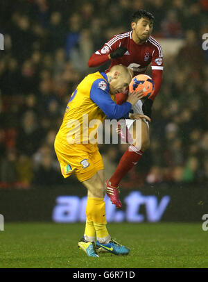 Fußball - FA Cup - vierte Runde - Nottingham Forest / Preston North End - City Ground. Gonzalo jara von Nottingham Forest und Jack King von Preston North End kämpfen um den Ball. Stockfoto