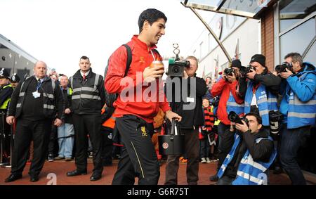 Liverpools Luis Suarez geht vor dem Spiel FA Cup, Fourth Round im Goldsands Stadium, Bournemouth, aus dem Mannschaftsbus. Stockfoto