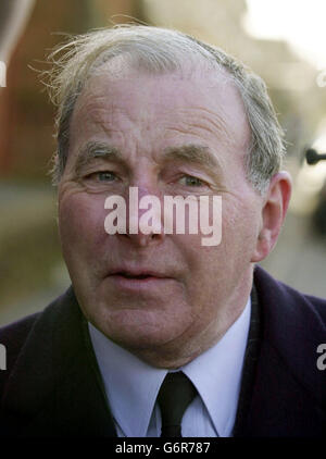 Entertainer Sydney Devine bei der Beerdigung des ehemaligen schottischen Manager-Verbündeten MacLeod in der St. Columba's Church in Ayr. Die Großen und die Guten aus der Welt des Fußballs gehörten zu Hunderten von Trauernden, die dem ehemaligen Manager Schottlands ihre Ehre erwiesen. Manchester United-Chef Alex Ferguson, Rangers-Manager Alex McLeish und TV-Experte und ehemalige Rangers Stürmer Verbündeten McCoist schlossen sich mehr als 450 Menschen für die Beerdigung in St. Columba's Church in Ayr. Stockfoto