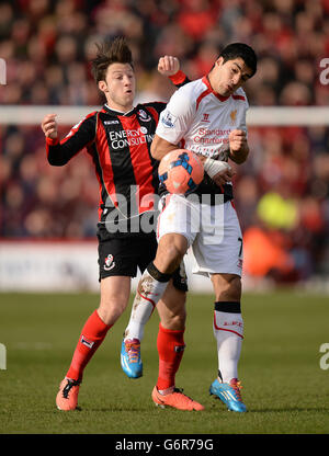 Liverpools Luis Suarez (rechts) und der AFC Bournemouth Harry Arter kämpfen während des Spiels FA Cup, vierte Runde im Goldsands Stadium, Bournemouth, um den Ball. Stockfoto