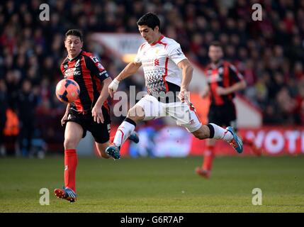 Liverpools Luis Suarez bekommt trotz der Bemühungen von Tommy Elphick (links) vom AFC Bournemouth beim Spiel der vierten Runde im Goldsands Stadium, Bournemouth, einen Toraufschlag. Stockfoto