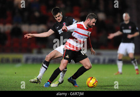 Fußball - Sky Bet Championship - Doncaster Rovers gegen Charlton Athletic - Keepmoat Stadium. Richie Wellens von Doncaster Rovers (rechts) und Johnnie Jackson von Charlton Athletic (links) kämpfen um den Ball. Stockfoto