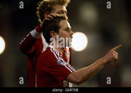 Brentfords Alan Judge feiert mit seinem Teamkollegen George Saville (vorne) das zweite Tor seiner Seite während eines Spiels der Sky Bet League One im Griffin Park, Brentford. Stockfoto