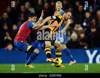 Joel ward von Crystal Palaces (links) und David Meyler von Hull City während des Spiels der Barclays Premier League im Selhurst Park, London. Stockfoto