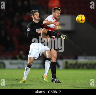 Fußball - Sky Bet Championship - Doncaster Rovers gegen Charlton Athletic - Keepmoat Stadium. Chris Brown von Doncaster Rovers (rechts) und Johnnie Jackson von Charlton Athletic (links) kämpfen um den Ball. Stockfoto