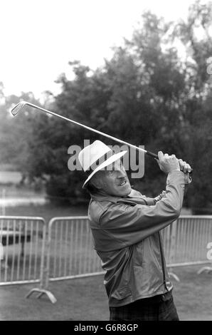 Moderator Bruce Forsyth hat vor dem Start des Bob Hope British Classic einen Übungsschwung. Stockfoto