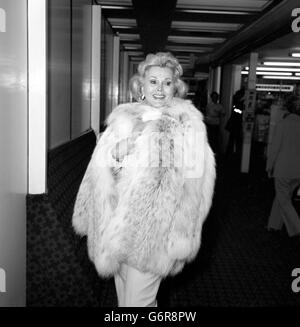 Unterhaltung - Zsa Zsa Gabor vermisst Flug - London Stockfoto