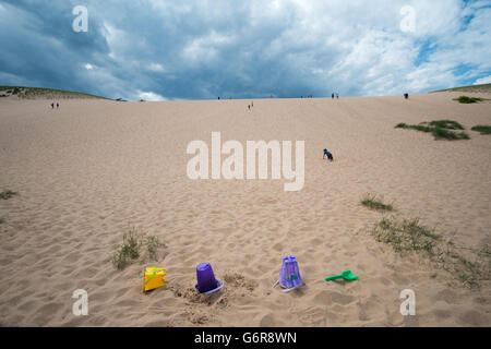 Familien Wanderung auf der Düne Klettern am schlafen Bear Dunes National Lakeshore in der Nähe von Empire Michigan. Stockfoto