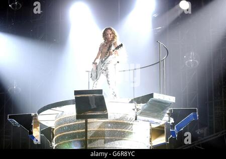 Justin Hawkins of the Darkness tritt bei den jährlichen Brit Awards 2004 im Earls Court im Südwesten Londons auf. *25/08/04: Eine Live-Musik-Renaissance ist im ganzen Land im Gange, angeführt von Bands wie The Darkness, zeigten neue offizielle Persönlichkeiten. Während Fans eher die Glam-Rocker in einem Stadion zu fangen, steigen die Zahlen der kleinen Veranstaltungsorte auch auf Gigs. Stockfoto