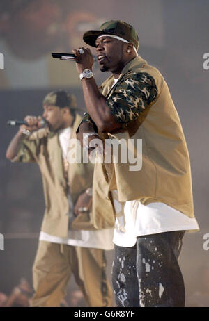 . Rapper 50 Cent spielt live während der jährlichen Brit Awards 2004 im Earls Court im Südwesten Londons. Stockfoto