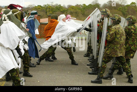 Mit Vorhängen, Bettlaken und Kleidern inszenieren Soldaten des 1. Bataillons das Cheshire Regiment eine Szene von zivilen Unruhen in Bulford Barracks in der Nähe von Amesbury, Wilts, vor dem Prinzen von Wales während seines Besuchs als Oberst-in-Chief. Das Regiment ist dabei, sich für friedenserhaltende Aufgaben in den Irak zu entsenden. Stockfoto