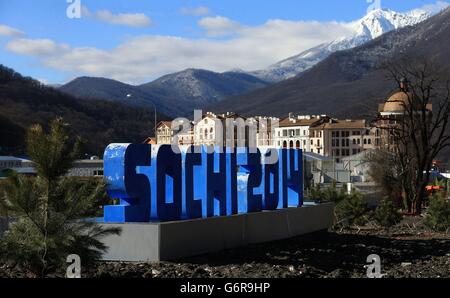 Olympische Winterspiele in Sotschi - Aktivitäten vor den Spielen - Sonntag. Ein Schild von Sotschi 2014, das im Alpenresort Rosa Khutor in Sotschi, Russland, ausgestellt ist. Stockfoto