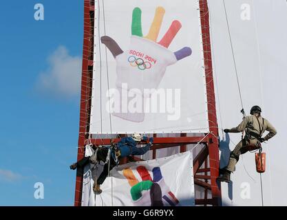 Olympische Winterspiele in Sotschi - Aktivitäten vor den Spielen - Sonntag. Vor dem Beginn der Olympischen Winterspiele machen Arbeiter den letzten Schliff im Olympiapark in Sotschi, Rissia. Stockfoto