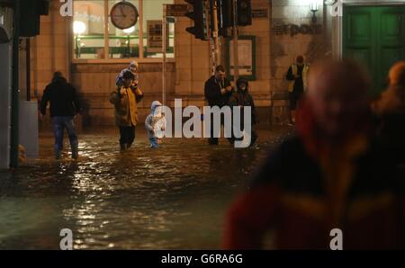 Die Menschen laufen durch das Hochwasser in Cork. Stockfoto