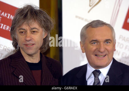 Der Musiker und Menschenrechtskämpfer Sir Bob Geldolf steht mit der irischen Premierministerin Bertie Ahern (rechts) auf der Konferenz Breaking the Barriers, Partnership to Fight HIV/AIDS in Europe und Central Asia in Dublin Castle. Das zweitägige Treffen findet im Rahmen der derzeitigen irischen Präsidentschaft der Europäischen Union in Dublin Castle statt. Stockfoto