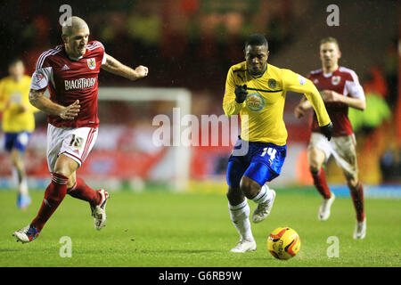 Franck Moussa von Coventry City (rechts) gewinnt einen Kampf mit Adam El-Abd von Bristol City Stockfoto