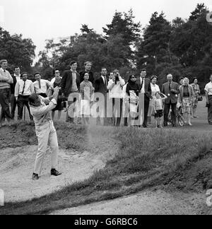 Der Schauspieler Sean Connery James Bond der Filme explodierte aus einem Bunker auf das 18. Grün, als er beim Amateur-Professional Golf Turnier im Sunningdale Golf Club spielt. Herr Connery ist einer der Amateur-Teilnehmer des zweitägigen Turniers. Stockfoto