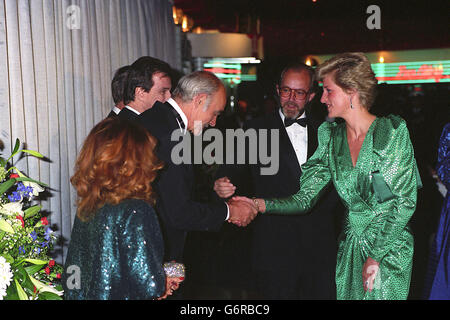 Die Prinzessin von Wales begrüßt Sean Connery, Star des neuen Films The Hunt for Red October, vor seiner Premiere im Empire Theatre am Leicester Square. Der ehemalige 007-Stern spielt die Rolle eines abtrünnigen Kapitäns eines russischen U-Bootes. Stockfoto