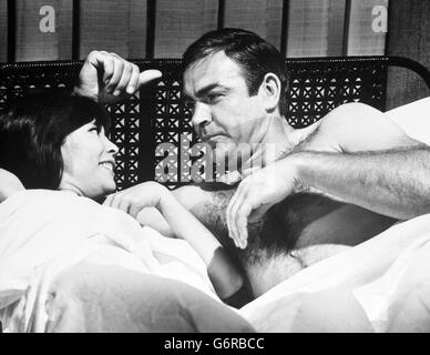 Sean Connery und die chinesische Schauspielerin Tsai Chin Filmen eine Szene für den neuen James Bond Film "You Only Live Twice" in den Pinewood Studios in Buckinghamshire. Stockfoto