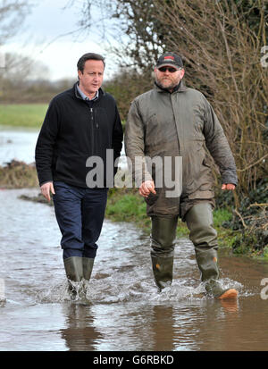 Cameron besucht Hochwasser betroffenen Gebieten