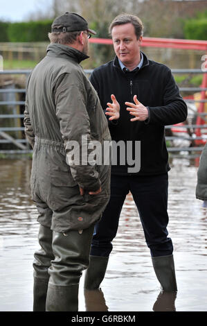 Premierminister David Cameron spricht mit dem Landwirt Tony Davy (links) bei einem Besuch der Goodings Farm in Fordgate, Somerset.