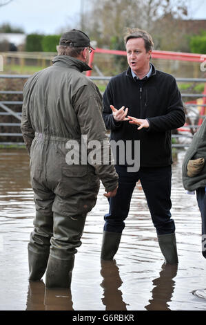 Cameron besucht Hochwasser betroffenen Gebieten