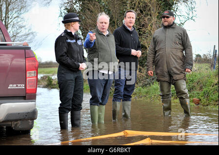 Premierminister David Cameron mit Bridgwater und West Somerset MP Ian Liddell-Grainger (2. Links) und Landwirt Tony Davy (rechts) bei einem Besuch der Goodings Farm in Fordgate, Somerset.