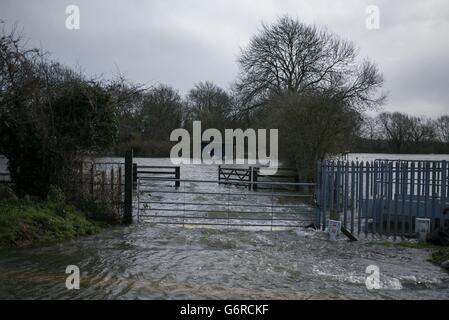 Ein Blick auf überflutete Felder, wie die Themse hat seine Ufer platzen und überschwemmte Straßen und Eigentum in Chertsey in Surrey. Stockfoto