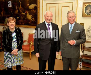 Der Prinz von Wales mit David Johnson, dem Generalgouverneur von Kanada und seiner Frau Sharon, während eines privaten Treffens im Clarence House im Zentrum von London. Stockfoto
