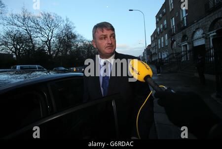 Simon O'Brien, Vorsitzender des Ombudsmannes von Garda Siochana, verließ ein Treffen mit Justizminister Alan Shatter im Justizministerium in Dublin, um einen Bericht über die angebliche Abhöraktion der Büros des Ombudsmannes zu liefern. Stockfoto