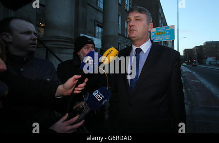 Simon O'Brien, Vorsitzender des Ombudsmannes von Garda Siochana, verließ ein Treffen mit Justizminister Alan Shatter im Justizministerium in Dublin, um einen Bericht über die angebliche Abhöraktion der Büros des Ombudsmannes zu liefern. Stockfoto