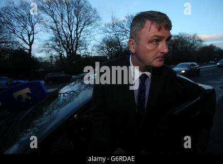 Simon O'Brien, Vorsitzender des Ombudsmannes von Garda Siochana, verließ ein Treffen mit Justizminister Alan Shatter im Justizministerium in Dublin, um einen Bericht über die angebliche Abhöraktion der Büros des Ombudsmannes zu liefern. Stockfoto