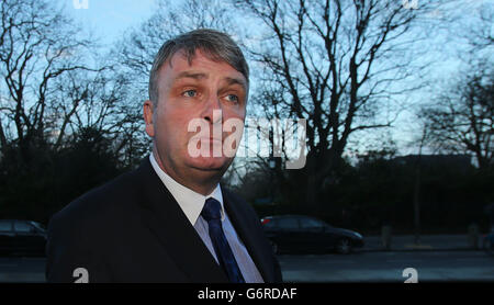 Simon O'Brien, Vorsitzender des Ombudsmannes von Garda Siochana, verließ ein Treffen mit Justizminister Alan Shatter im Justizministerium in Dublin, um einen Bericht über die angebliche Abhöraktion der Büros des Ombudsmannes zu liefern. Stockfoto