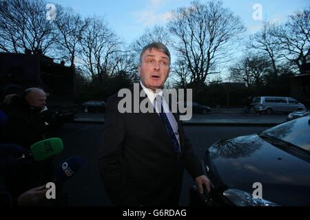 Simon O'Brien, Vorsitzender des Ombudsmannes von Garda Siochana, verließ ein Treffen mit Justizminister Alan Shatter im Justizministerium in Dublin, um einen Bericht über die angebliche Abhöraktion der Büros des Ombudsmannes zu liefern. Stockfoto