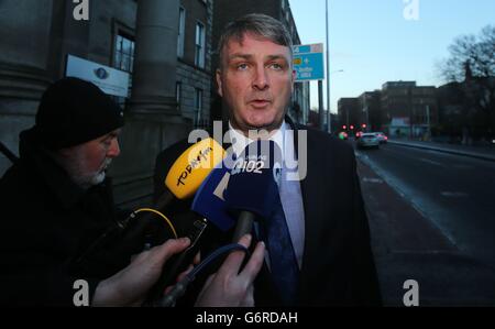 Simon O'Brien, Vorsitzender des Ombudsmannes von Garda Siochana, verließ ein Treffen mit Justizminister Alan Shatter im Justizministerium in Dublin, um einen Bericht über die angebliche Abhöraktion der Büros des Ombudsmannes zu liefern. Stockfoto