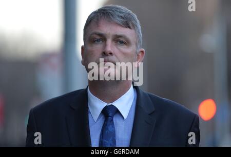 Simon O'Brien, Vorsitzender des Ombudsmannes von Garda Siochana, verließ ein Treffen mit Justizminister Alan Shatter im Justizministerium in Dublin, um einen Bericht über die angebliche Abhöraktion der Büros des Ombudsmannes zu liefern. Stockfoto