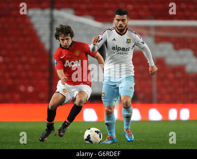 Ben Pearson von Manchester United (links) und Elliot Lee von West Ham United (rechts) kämpfen um den Ball. Stockfoto