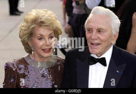 Schauspieler Kirk Douglas und seine Frau Anne Buydens kommen nach den 76. Academy Awards zur Vanity Fair Afterparty in Morton's, Melrose Avenue in Los Angeles. Stockfoto