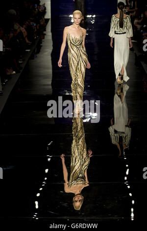 Ein Model auf dem Laufsteg während der Reem AcraModenschau, die im Lincoln Center in New York während der Mercedes Benz New York Fashion Week F/W 2014 stattfand. Stockfoto