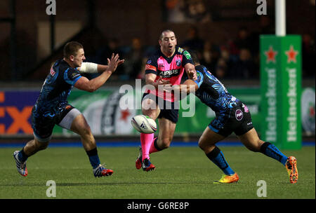 Rugby Union - Heineken Cup - Pool 2 - Cardiff Blues / Exeter Chiefs - Cardiff Arms Park. Dafydd Hewitt aus Cardiff wird von Fetu'U Vainikolo aus Exeter während des Heineken Cup, Pool Two Spiels im Cardiff Arms Park, Cardiff, angegangen. Stockfoto