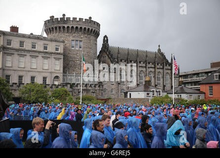 Leute warten im Regen, uns Vizepräsident Joe Biden in Dublin Castle sprechen zu hören. Stockfoto